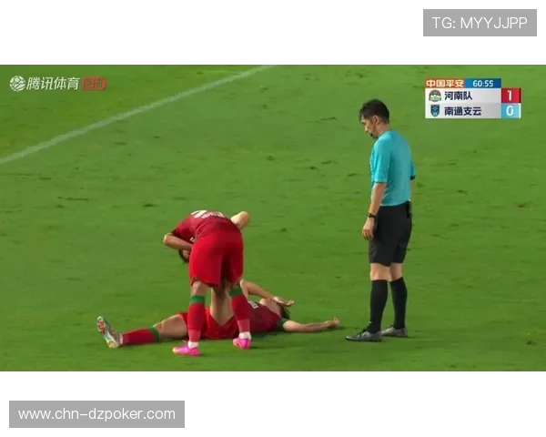 场边队医狂奔救治抽筋选手，看台观众自发鼓掌致意